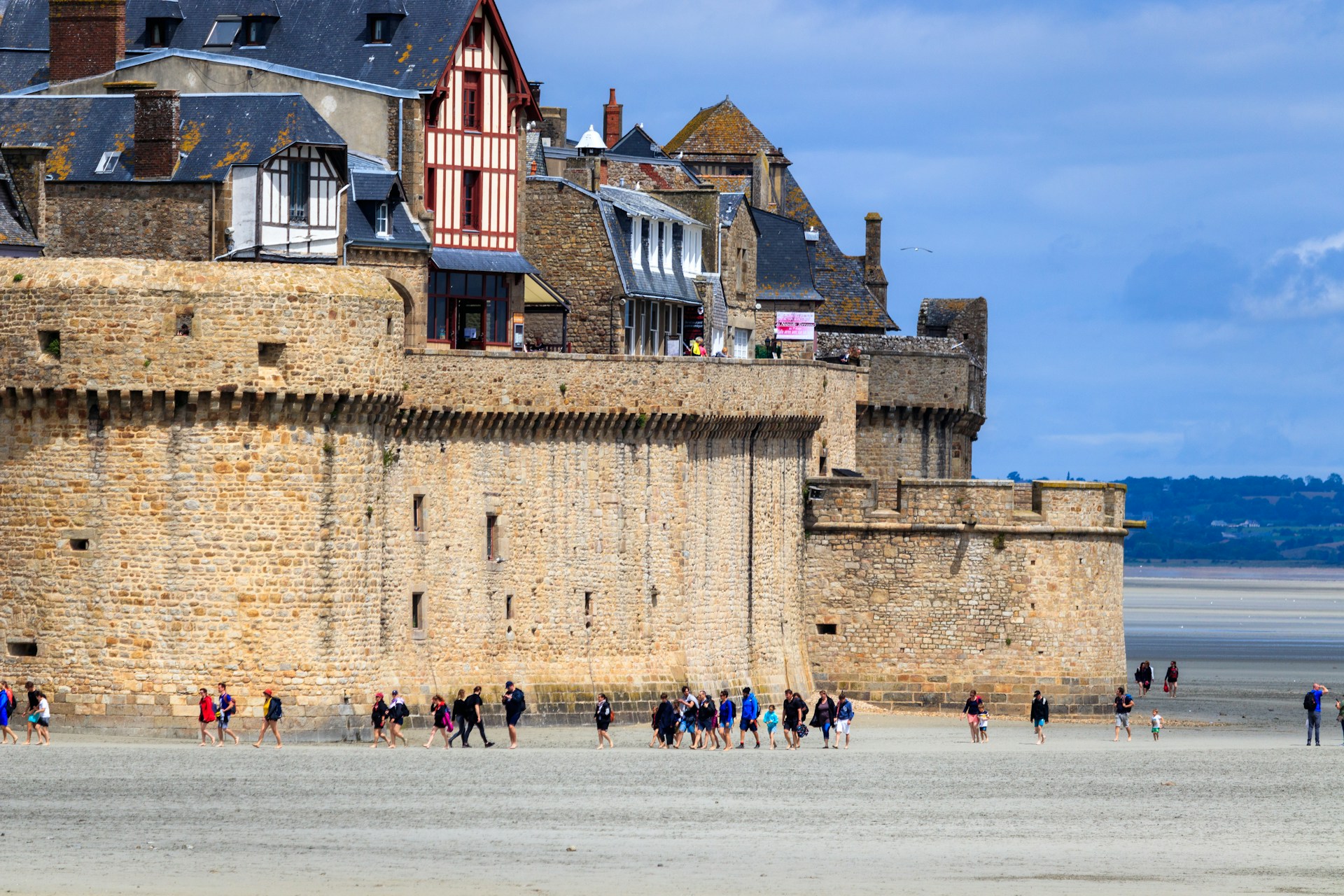 Passeggiata sul fondale della baia di Mont Saint-Michel Passeggiata sul fondale della baia di Mont Saint-Michel